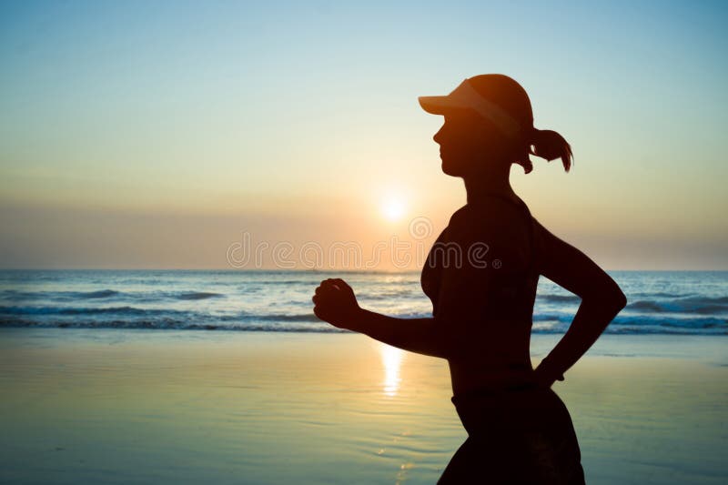 Giovane misura e donna attraente nell'addestramento americano del cappuccio sulla spiaggia di tramonto che fa eseguendo allenamen immagini stock libere da diritti Giovane misura e donna attraente nell'addestramento americano del cappuccio sulla spiaggia di tramonto che fa eseguendo allenamen immagini stock libere da diritti