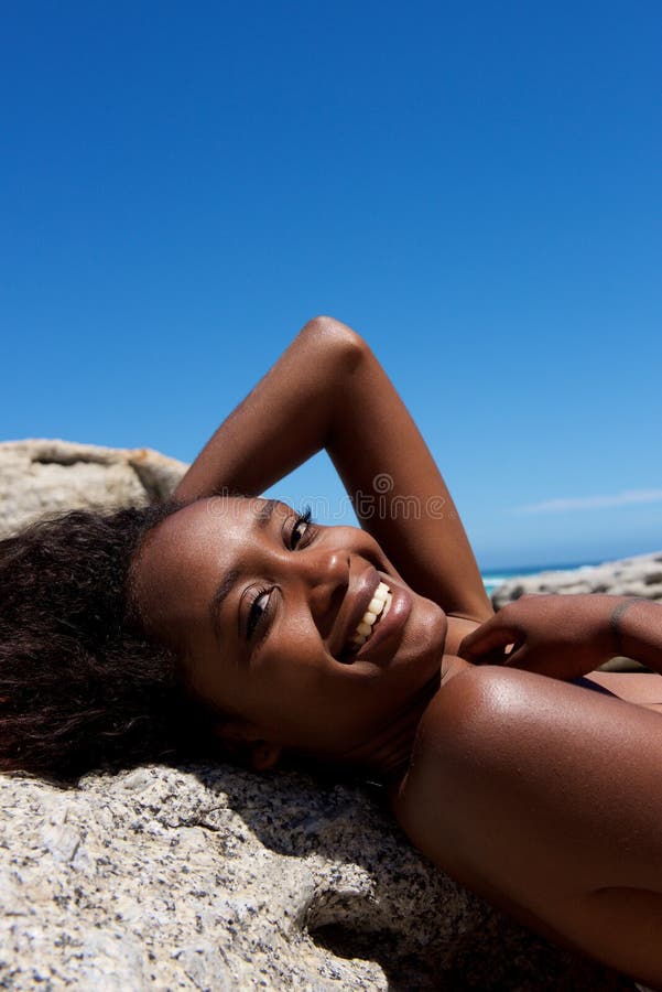 Giovane modello femminile sorridente che si trova all'aperto immagini stock libere da diritti