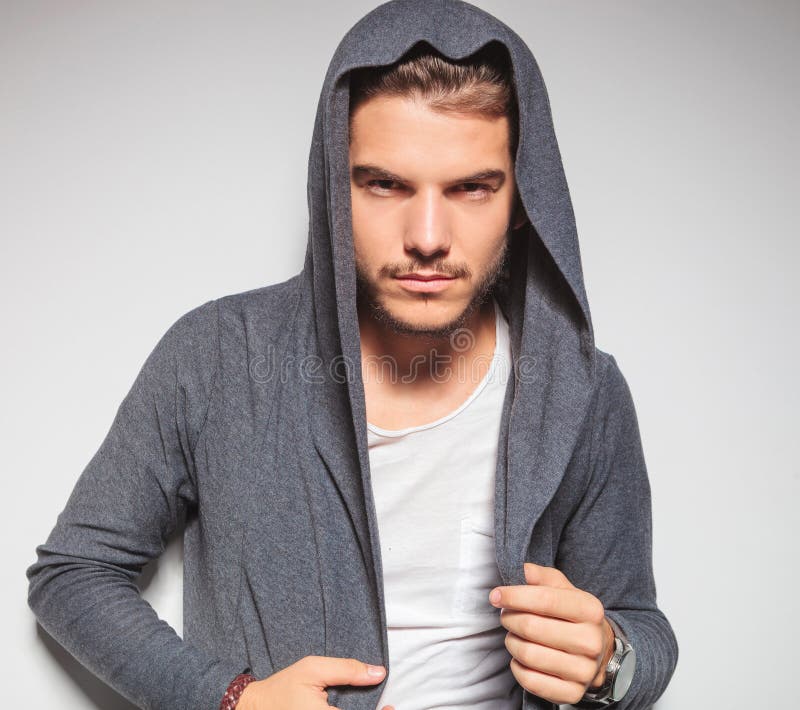 Giovane modello maschio sexy con la camicia di maglia con cappuccio fotografia stock libera da diritti Giovane modello maschio sexy con la camicia di maglia con cappuccio fotografia stock libera da diritti