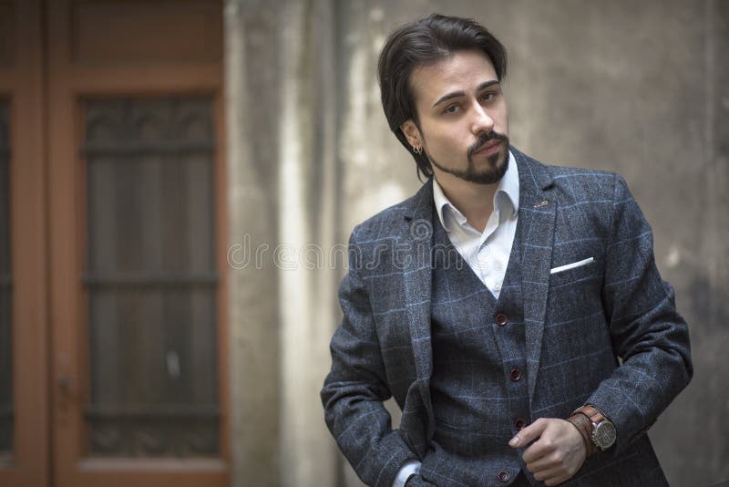 Giovane nel vestito inglese d'annata del tweed fotografie stock Giovane nel vestito inglese d'annata del tweed fotografie stock