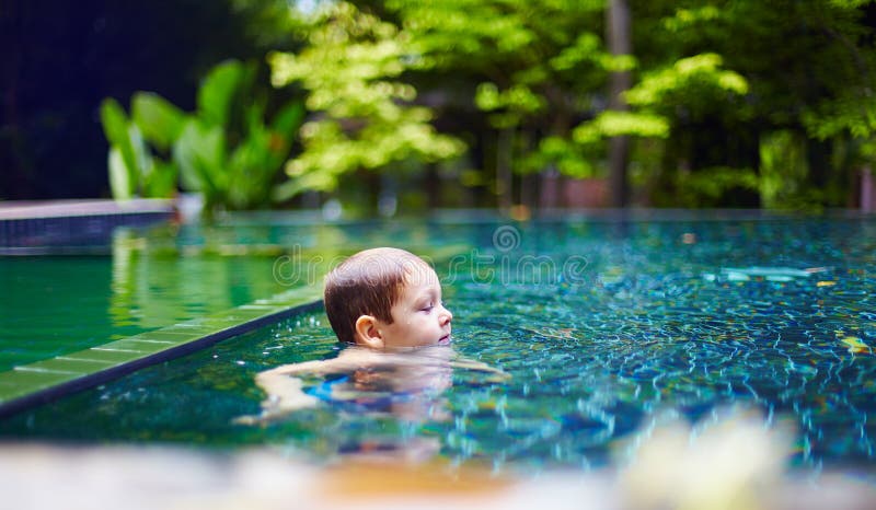 Giovane neonato che ralaxing nello stagno al posto pacifico calmo