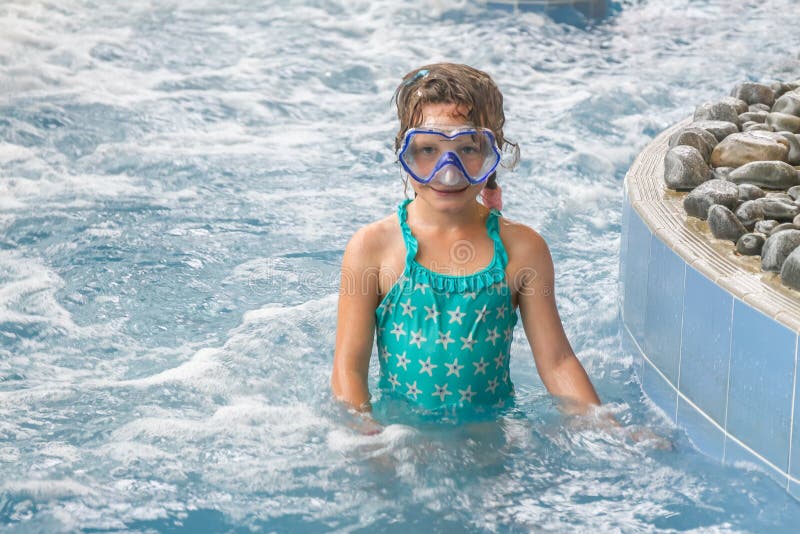 Giovane nuoto caucasico felice della ragazza del bambino immagini stock libere da diritti Giovane nuoto caucasico felice della ragazza del bambino immagini stock libere da diritti