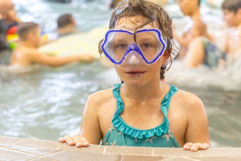 Giovane nuoto caucasico felice della ragazza del bambino fotografie stock Giovane nuoto caucasico felice della ragazza del bambino fotografie stock