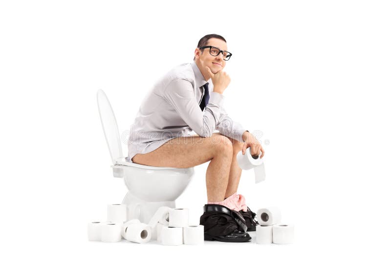 Giovane pacifico che si siede su una toilette immagini stock Giovane pacifico che si siede su una toilette immagini stock