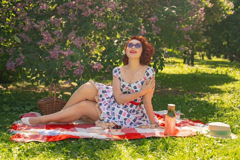 Giovane perno grazioso sulla ragazza che ha resto sulla natura giovane donna esile felice che porta vestito d'annata che si siede fotografia stock Giovane perno grazioso sulla ragazza che ha resto sulla natura giovane donna esile felice che porta vestito d'annata che si siede fotografia stock
