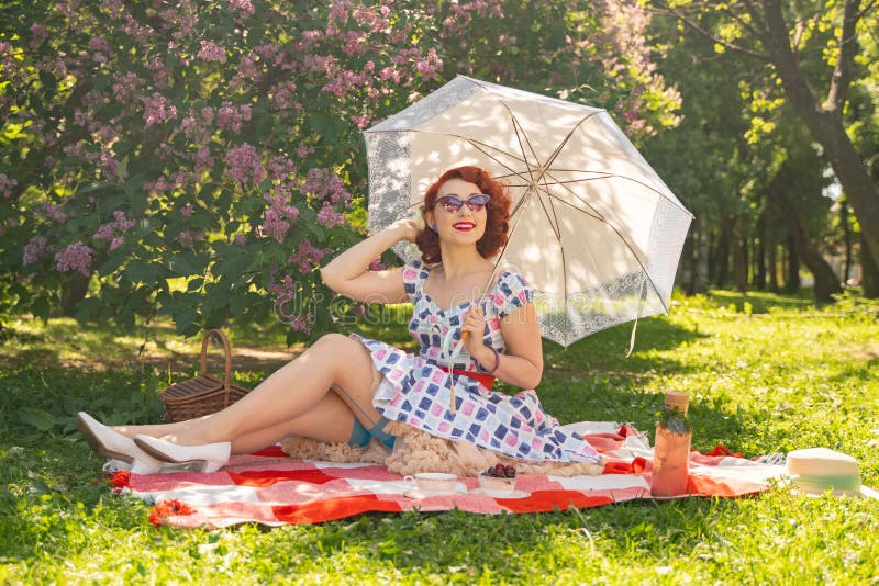 Giovane perno grazioso sulla ragazza che ha resto sulla natura giovane donna esile felice che porta vestito d'annata che si siede fotografie stock libere da diritti Giovane perno grazioso sulla ragazza che ha resto sulla natura giovane donna esile felice che porta vestito d'annata che si siede fotografie stock libere da diritti