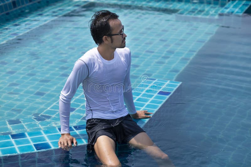 Giovane in piscina fotografia stock libera da diritti