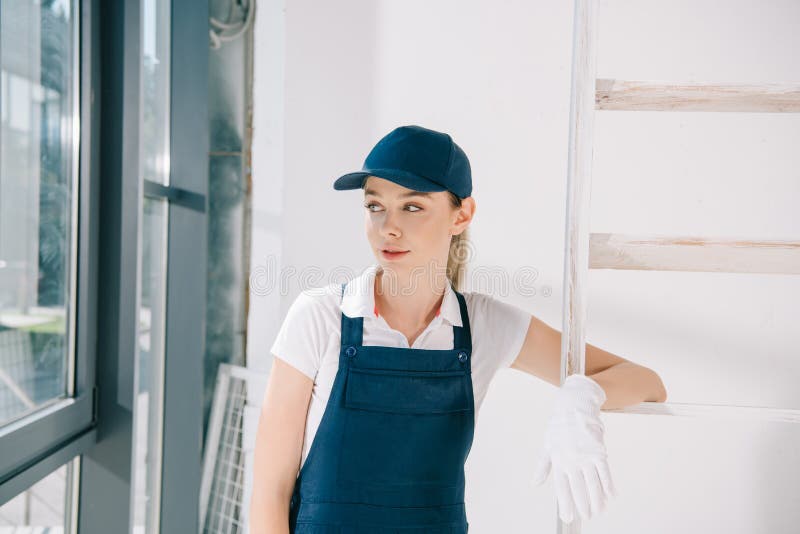 Giovane pittore attraente in posizione uniforme immagine stock
