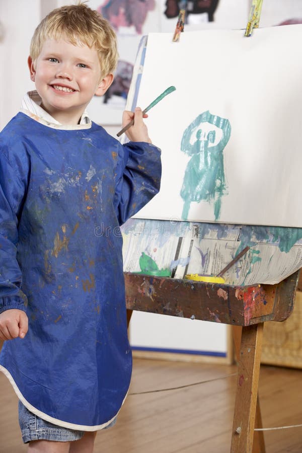 Giovane pittura del ragazzo fotografia stock libera da diritti Giovane pittura del ragazzo fotografia stock libera da diritti