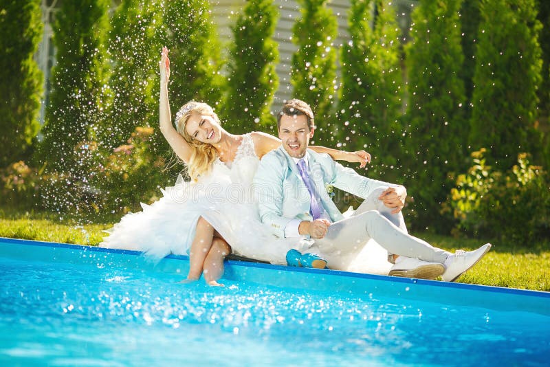 Giovane poolside fotografia stock libera da diritti Giovane poolside fotografia stock libera da diritti