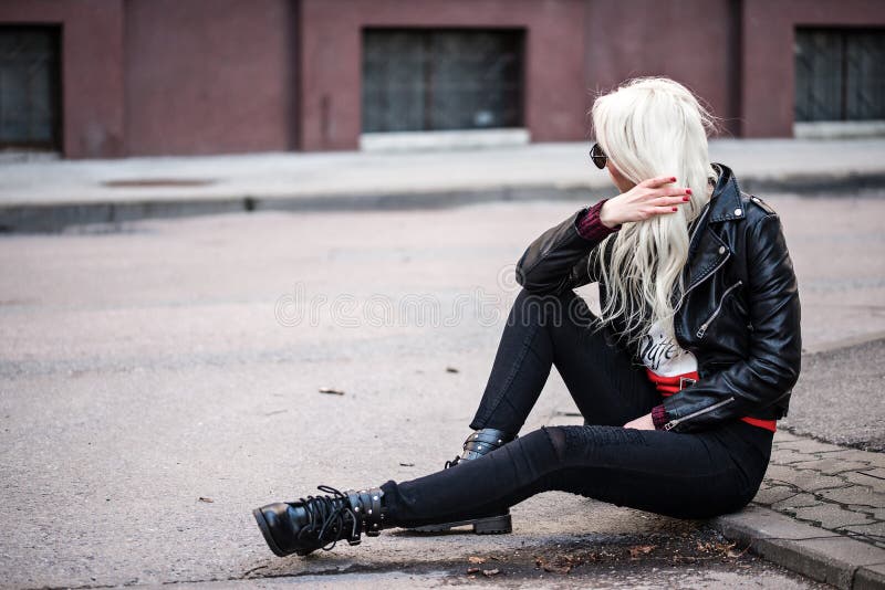 Giovane posa di modello sveglia fuori fotografie stock Giovane posa di modello sveglia fuori fotografie stock