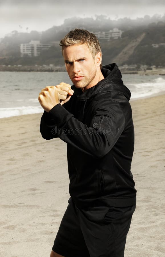 Giovane atleta pugile in spiaggia fotografia stock