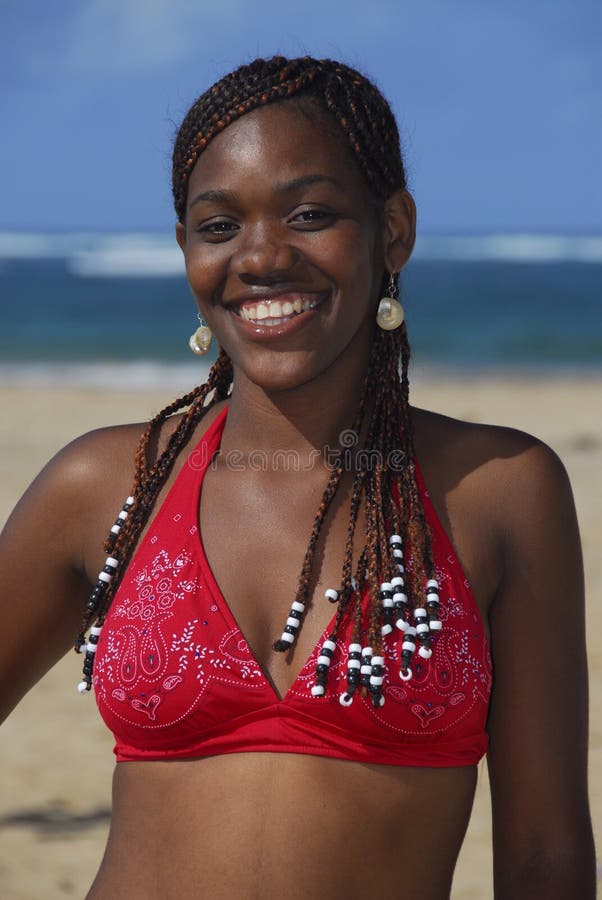 Giovane ragazza dell'afroamericano sulla spiaggia caraibica fotografie stock Giovane ragazza dell'afroamericano sulla spiaggia caraibica fotografie stock