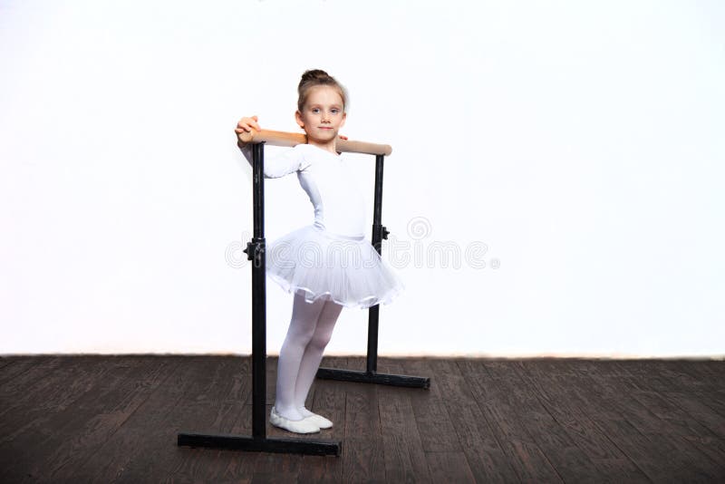 Giovane Ragazza Della Ballerina In Un Tutu Bianco Bambino Adorabile Che Balla Balletto Classico