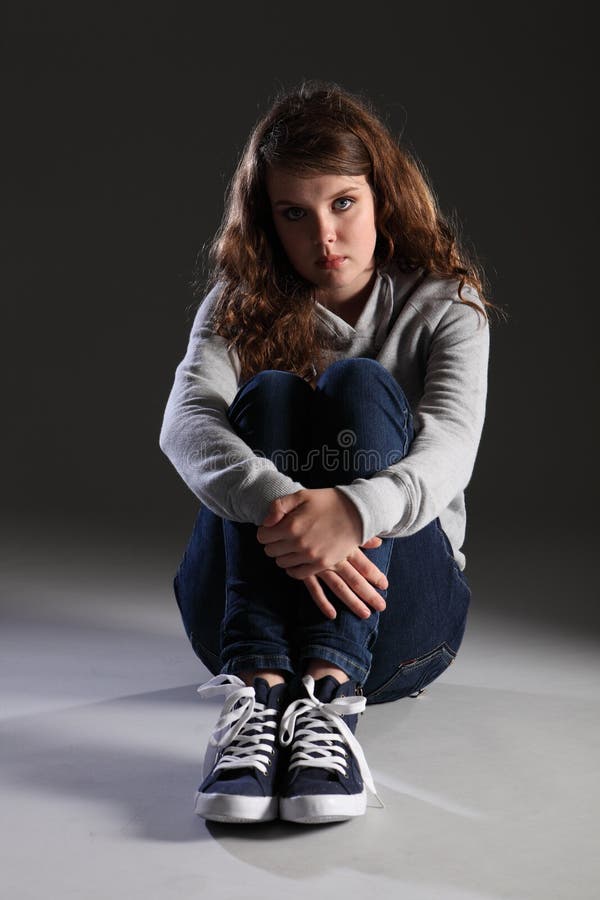 Giovane ragazza depressa triste dell'adolescente che si siede da solo immagini stock libere da diritti