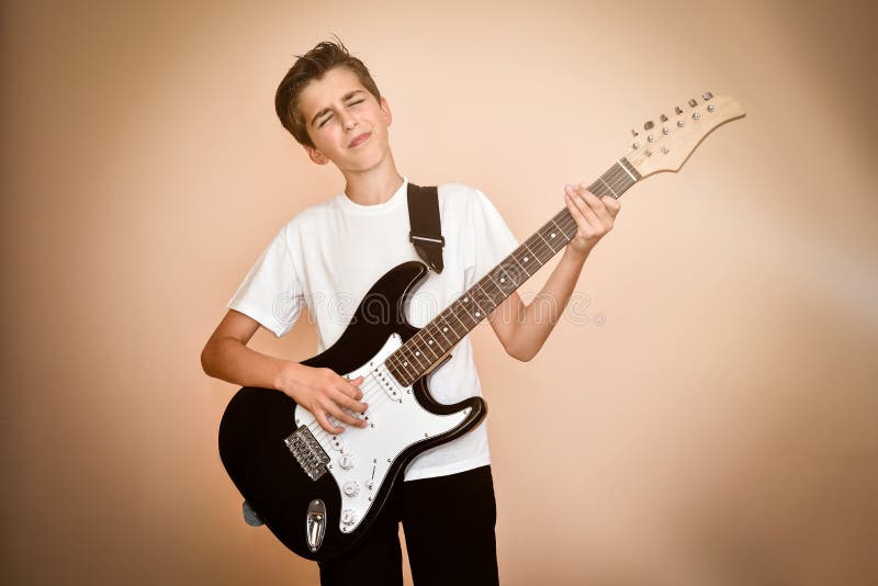 Giovane Ragazzo Che Gioca Chitarra Elettrica Immagine Stock Immagine