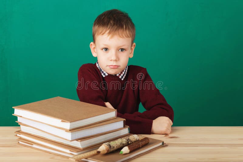 Giovane ragazzo che sembra arrabbiato scuotendo i suoi pugni stanchi della lezione della scuola fotografia stock Giovane ragazzo che sembra arrabbiato scuotendo i suoi pugni stanchi della lezione della scuola fotografia stock
