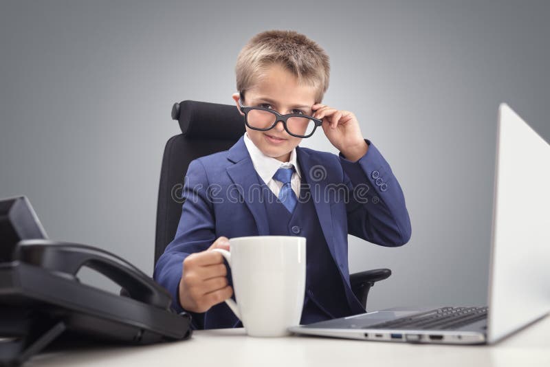 Giovane ragazzo esecutivo sicuro del capo dell'uomo d'affari in ufficio immagini stock Giovane ragazzo esecutivo sicuro del capo dell'uomo d'affari in ufficio immagini stock