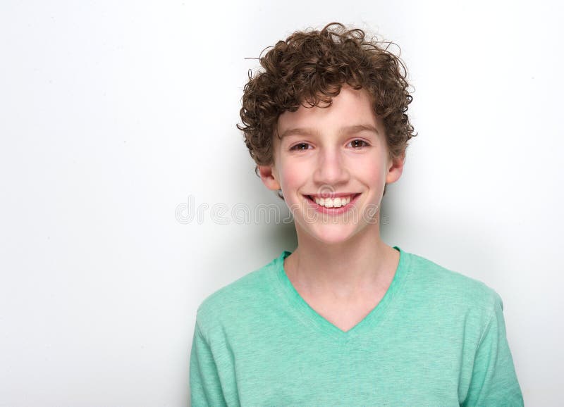 Giovane ragazzo felice con sorridere dei capelli ricci