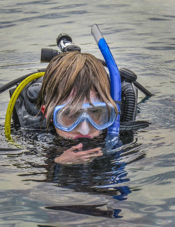Giovane ragazzo teenager - tuffo di controllo dello SCUBA fotografia stock Giovane ragazzo teenager - tuffo di controllo dello SCUBA fotografia stock