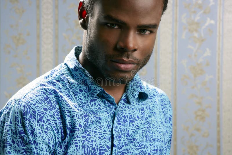 Giovane ritratto bello dell'uomo dell'afroamericano fotografia stock Giovane ritratto bello dell'uomo dell'afroamericano fotografia stock