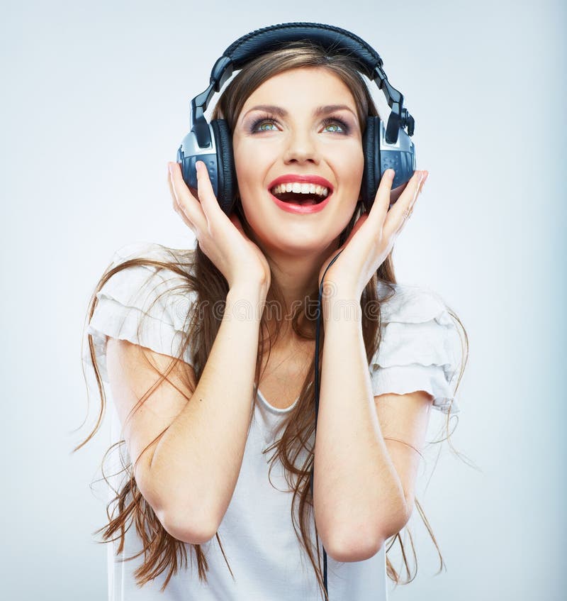 Giovane ritratto isolato di musica donna felice. Studio di modello femminile fotografia stock