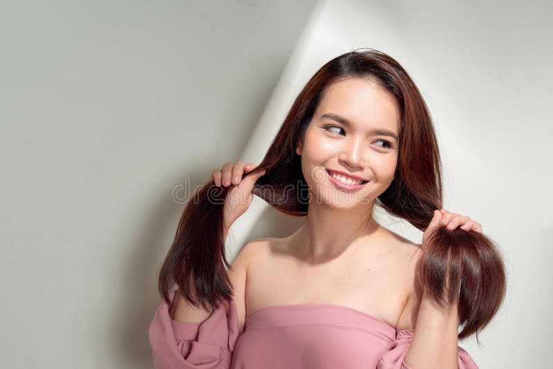 Giovane ritratto sorridente della donna all'aperto Colori pieni di sole morbidi Ritratto vicino Bella ragazza sorridente Donna ne immagine stock libera da diritti Giovane ritratto sorridente della donna all'aperto Colori pieni di sole morbidi Ritratto vicino Bella ragazza sorridente Donna ne immagine stock libera da diritti
