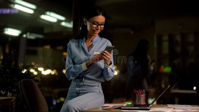 Giovane signora asiatica che chiacchiera dallo smartphone, app delle reti sociali, comunicazione fotografia stock Giovane signora asiatica che chiacchiera dallo smartphone, app delle reti sociali, comunicazione fotografia stock