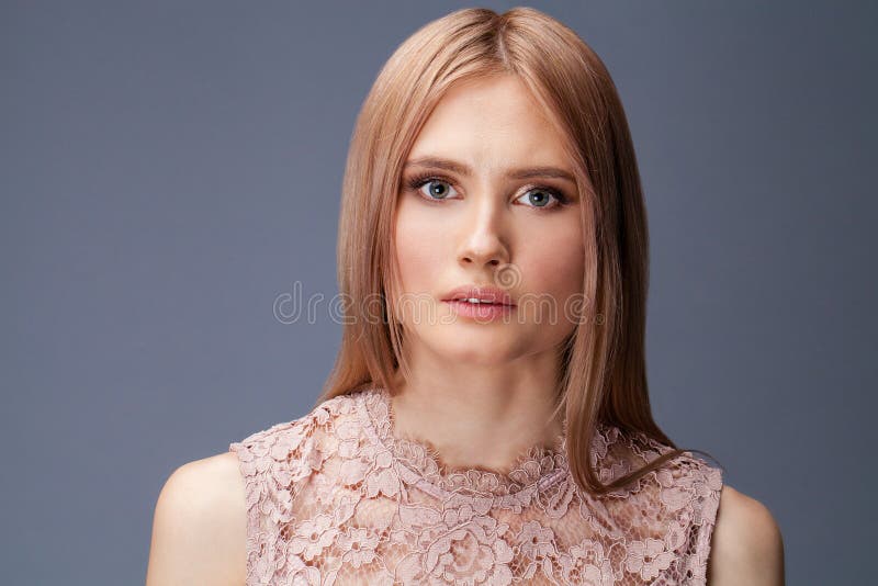 Giovane signora bionda in vestito sexy fotografia stock libera da diritti Giovane signora bionda in vestito sexy fotografia stock libera da diritti