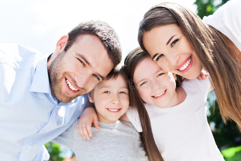 Giovane sorridere della famiglia fotografia stock libera da diritti Giovane sorridere della famiglia fotografia stock libera da diritti