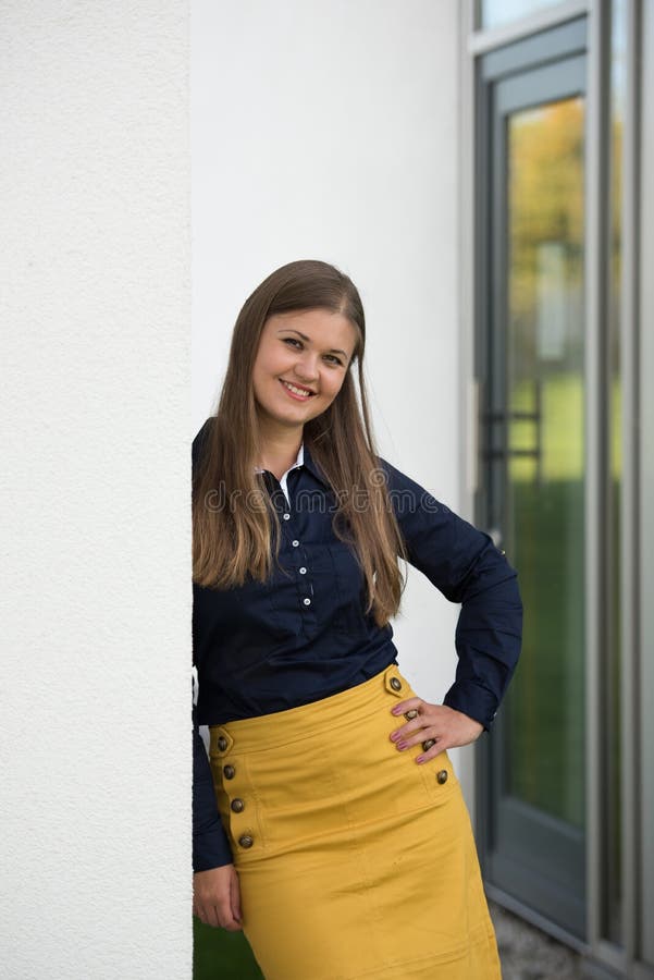 Giovane sorridere esterno della donna di affari immagini stock libere da diritti Giovane sorridere esterno della donna di affari immagini stock libere da diritti