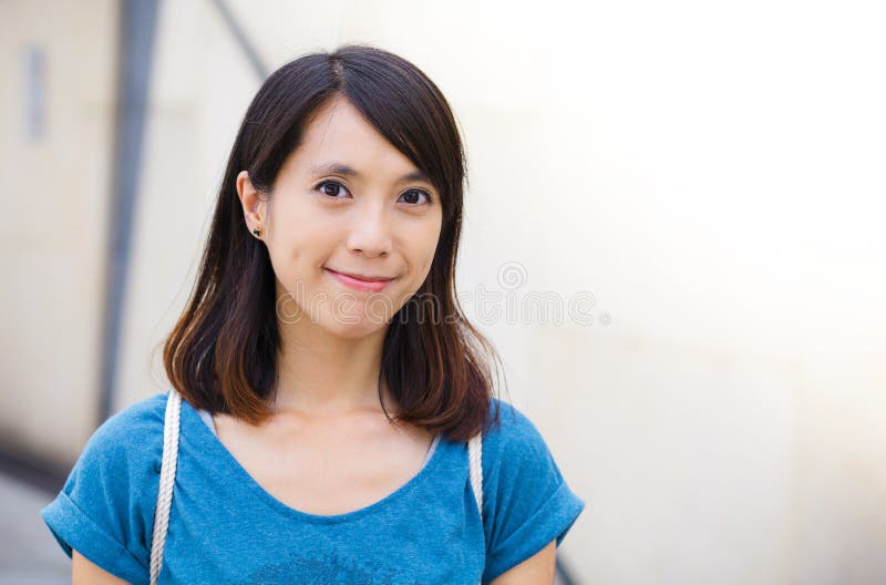 Giovane sorriso asiatico della donna immagini stock libere da diritti Giovane sorriso asiatico della donna immagini stock libere da diritti
