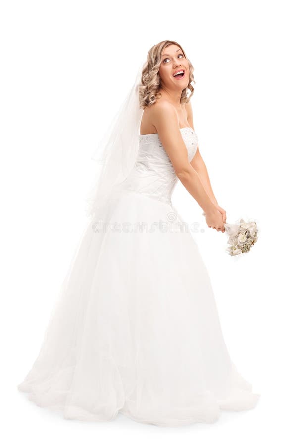 Giovane sposa che lancia il suo mazzo di nozze fotografia stock libera da diritti Giovane sposa che lancia il suo mazzo di nozze fotografia stock libera da diritti