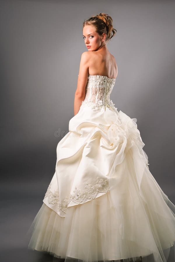 Giovane sposa di Noli che porta abito splendido fotografie stock libere da diritti Giovane sposa di Noli che porta abito splendido fotografie stock libere da diritti