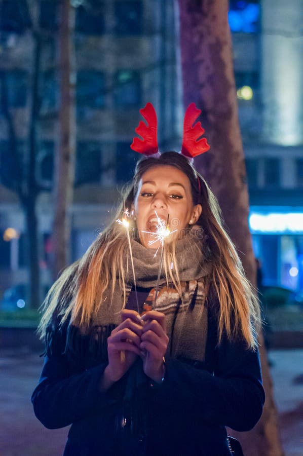 Giovane stella filante sorridente della tenuta della ragazza in sua mano Primo piano della ragazza fotografia stock Giovane stella filante sorridente della tenuta della ragazza in sua mano Primo piano della ragazza fotografia stock