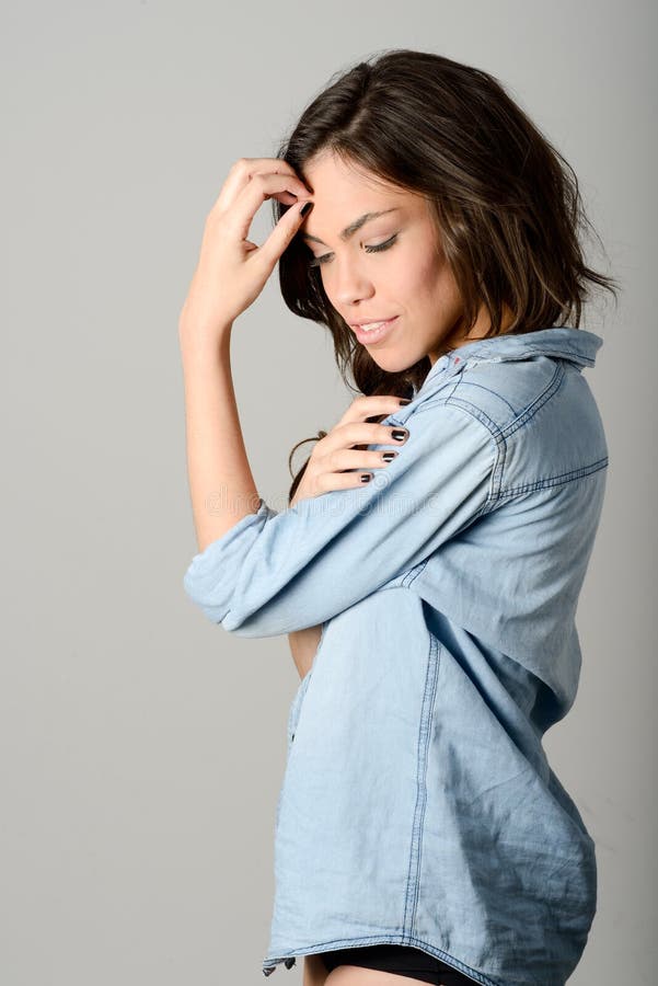 Giovane stile casuale della donna sopra fondo grigio. Ritratto dello studio immagini stock libere da diritti Giovane stile casuale della donna sopra fondo grigio. Ritratto dello studio immagini stock libere da diritti