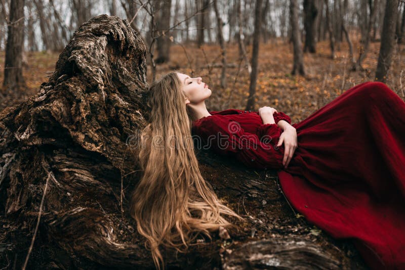 Giovane strega nella foresta di autunno Giovane strega nella foresta di autunno