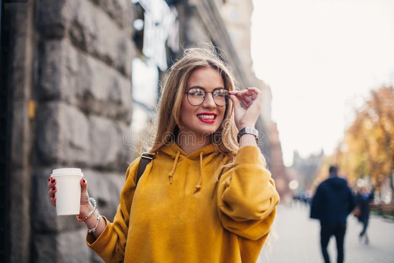 Giovane studentessa alla moda che porta maglietta felpata gialla luminosa Ritratto del primo piano di risata ispirata della giova fotografia stock libera da diritti Giovane studentessa alla moda che porta maglietta felpata gialla luminosa Ritratto del primo piano di risata ispirata della giova fotografia stock libera da diritti