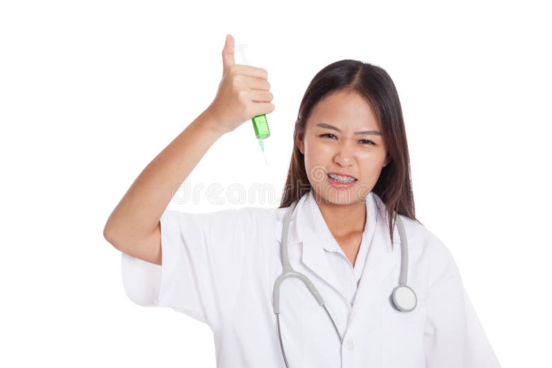 Giovane tenuta femminile asiatica pazza di medico una siringa fotografia stock Giovane tenuta femminile asiatica pazza di medico una siringa fotografia stock