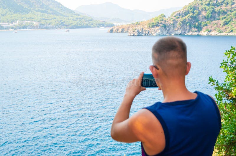 Giovane turista caucasico che prende foto fotografia stock Giovane turista caucasico che prende foto fotografia stock