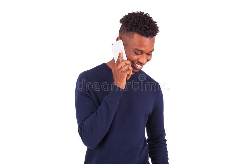 Giovane uomo afroamericano che fa una telefonata sul suo smartphone fotografie stock Giovane uomo afroamericano che fa una telefonata sul suo smartphone fotografie stock