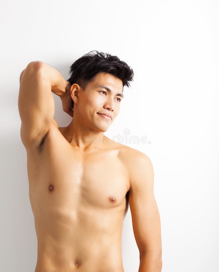 Giovane uomo asiatico muscolare senza camicia immagine stock libera da diritti Giovane uomo asiatico muscolare senza camicia immagine stock libera da diritti