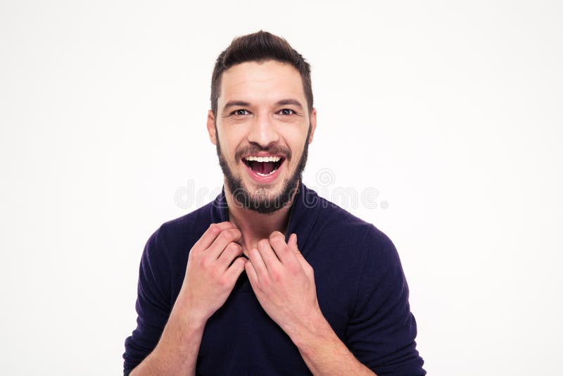 Giovane uomo barbuto felice attraente emozionante che ride e che guarda macchina fotografica fotografia stock libera da diritti Giovane uomo barbuto felice attraente emozionante che ride e che guarda macchina fotografica fotografia stock libera da diritti