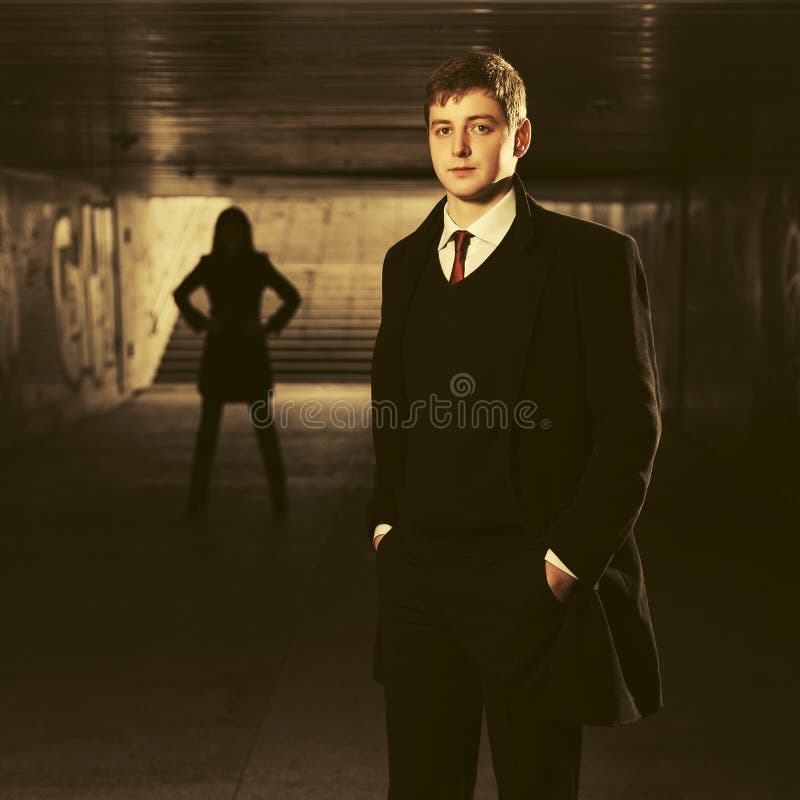 Giovane uomo bello di affari in tunnel sotterraneo immagini stock libere da diritti Giovane uomo bello di affari in tunnel sotterraneo immagini stock libere da diritti