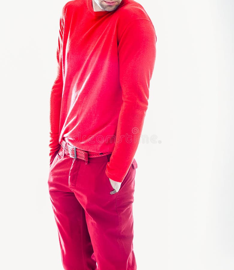 Giovane uomo bello elegante in abbigliamento rosso Ritratto di modo dello studio immagini stock libere da diritti Giovane uomo bello elegante in abbigliamento rosso Ritratto di modo dello studio immagini stock libere da diritti