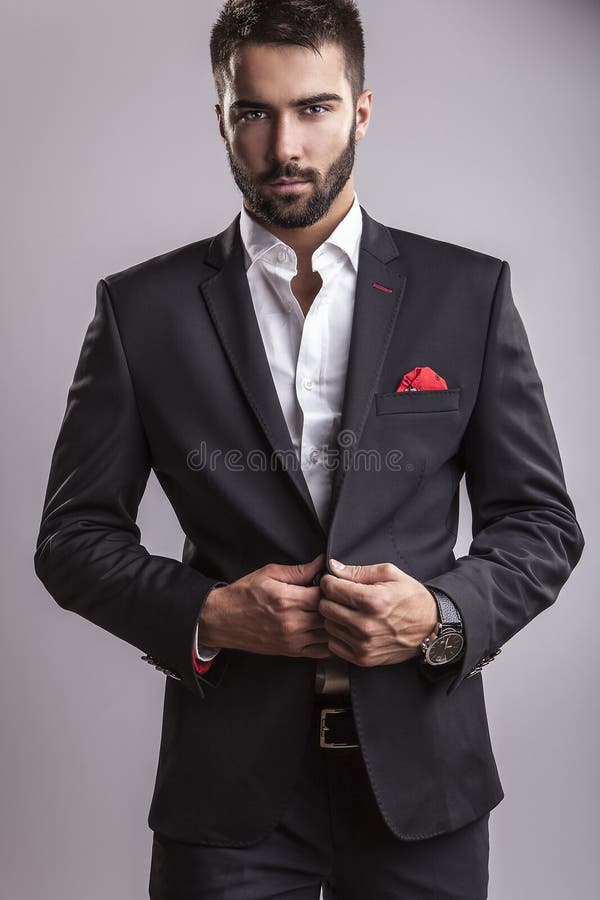 Giovane uomo bello elegante. Ritratto di modo dello studio. fotografia stock Giovane uomo bello elegante. Ritratto di modo dello studio. fotografia stock