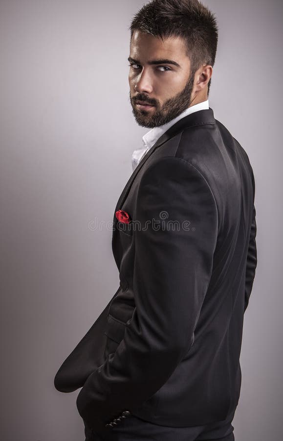 Giovane uomo bello elegante. Ritratto di modo dello studio. fotografia stock Giovane uomo bello elegante. Ritratto di modo dello studio. fotografia stock