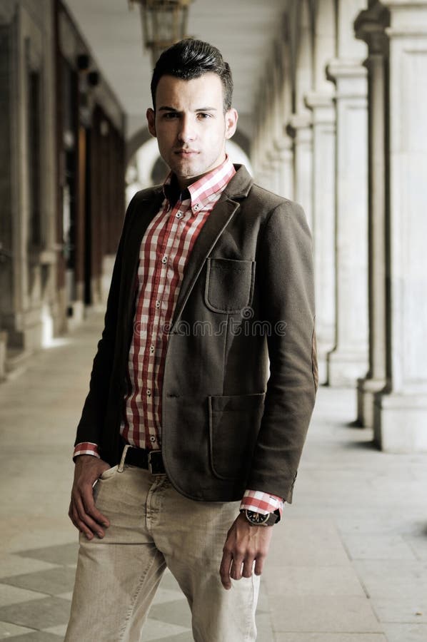 Giovane uomo bello, modello di modo nella via fotografie stock libere da diritti Giovane uomo bello, modello di modo nella via fotografie stock libere da diritti