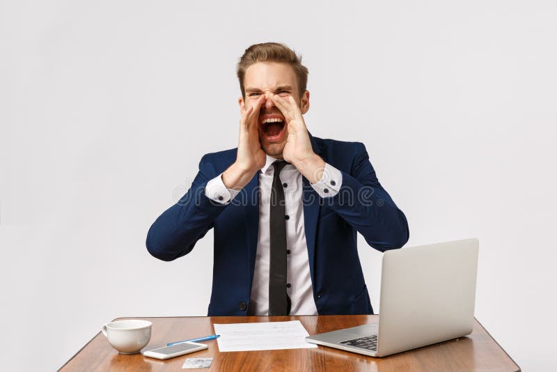 Giovane uomo biondo, emozionante ed impressionato, seduto in ufficio, con la sensazione di essere sotto pressione Uomo d'affari c fotografia stock Giovane uomo biondo, emozionante ed impressionato, seduto in ufficio, con la sensazione di essere sotto pressione Uomo d'affari c fotografia stock