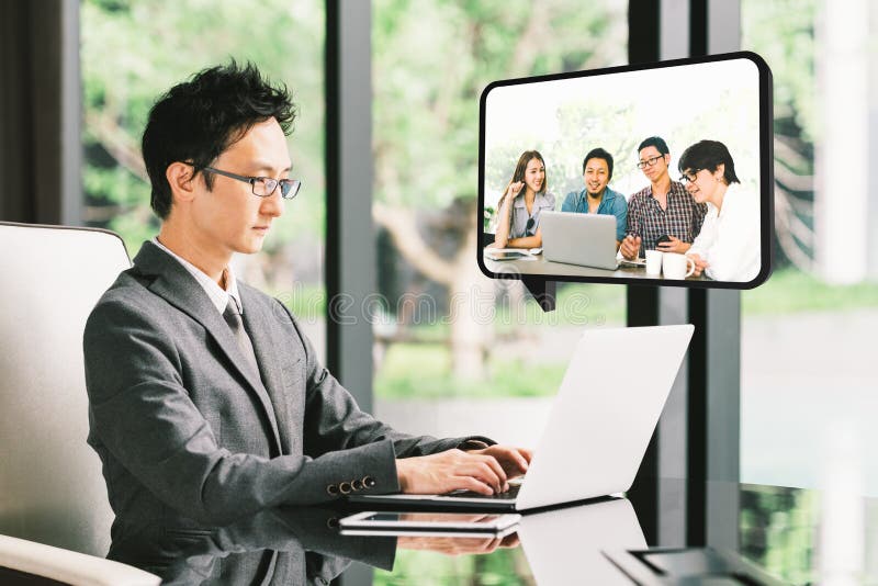 Giovane uomo d'affari asiatico, CEO teleconferenza dell'imprenditore VDO con il diverso gruppo del socio commerciale o impiegato fotografia stock libera da diritti Giovane uomo d'affari asiatico, CEO teleconferenza dell'imprenditore VDO con il diverso gruppo del socio commerciale o impiegato fotografia stock libera da diritti